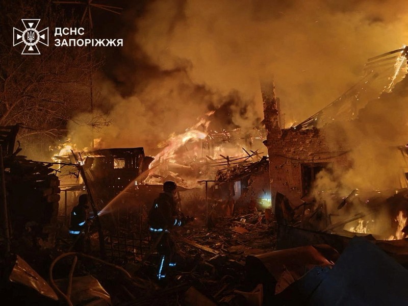 Petugas pemadam kebakaran bekerja di lokasi bangunan yang terkena serangan rudal Rusia, di tengah serangan Rusia terhadap Ukraina, di Zaporizhzhia, Ukraina, dalam gambar selebaran yang dirilis pada 16 September 2025. Petugas pemadam kebakaran bekerja di lokasi bangunan yang terkena serangan rudal Rusia, di tengah serangan Rusia terhadap Ukraina, di Zaporizhzhia, Ukraina, dalam gambar selebaran yang dirilis pada 16 September 2025. (Press service of the State Emergency Service of Ukraine in Zaporizhzhia region/Handout via REUTERS)