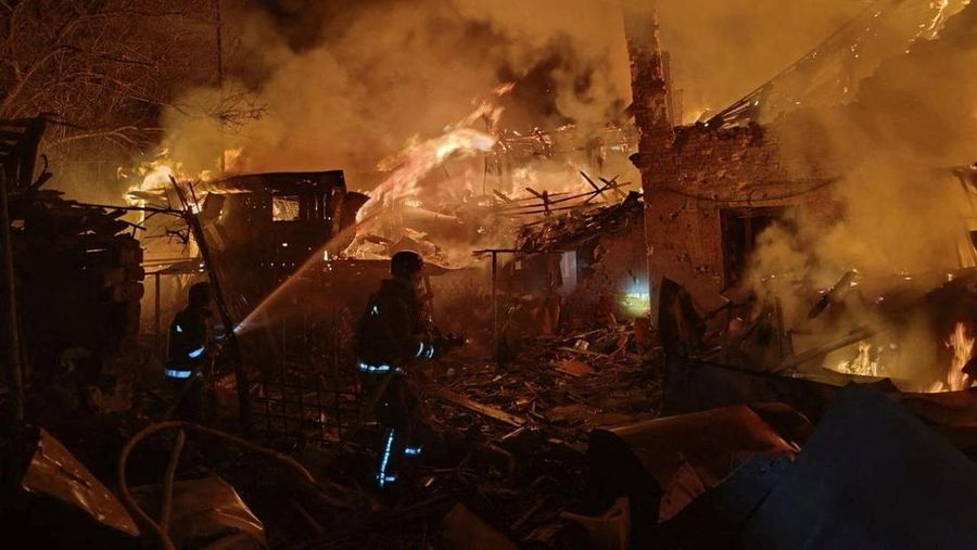 Petugas pemadam kebakaran bekerja di lokasi bangunan yang terkena serangan rudal Rusia, di tengah serangan Rusia terhadap Ukraina, di Zaporizhzhia, Ukraina, dalam gambar selebaran yang dirilis pada 16 September 2025. (Press service of the State Emergency Service of Ukraine in Zaporizhzhia region/Handout via REUTERS)