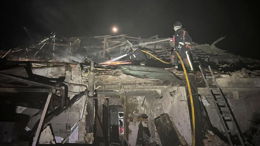 Petugas pemadam kebakaran bekerja di lokasi bangunan yang terkena serangan rudal Rusia, di tengah serangan Rusia terhadap Ukraina, di Zaporizhzhia, Ukraina, dalam gambar selebaran yang dirilis pada 16 September 2025. (Press service of the State Emergency Service of Ukraine in Zaporizhzhia region/Handout via REUTERS)