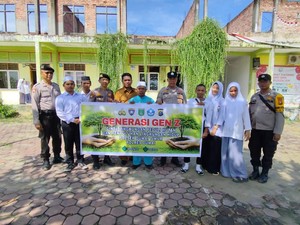 Tanamkan Green Habit, Polres Dumai Ajak Murid-murid SD Tanam Pohon