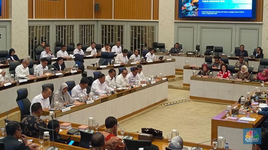 Rapat Kerja Komisi IV DPR RI bersama Kementerian Kelautan dan Perikanan (KKP) di Kompleks Parlemen, Jakarta, Selasa (16/9/2025). (CNBC Indonesia/Martyasari Rizky)