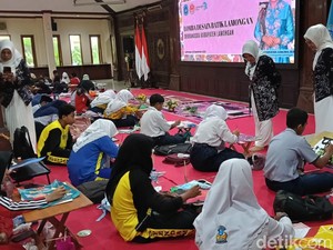 Ratusan Pelajar Lamongan Tuangkan Pecel Lele-Wisata Bahari ke Motif Batik
