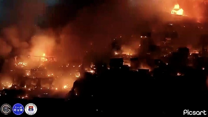 Sebuah permukiman padat di ibu kota Filipina, Manila, luluh lantak akibat kebakaran hebat yang terjadi pada Sabtu malam (13/9/2025). (Tangkapan Layar Video Reuters/MANILA DRRM OFFICE)