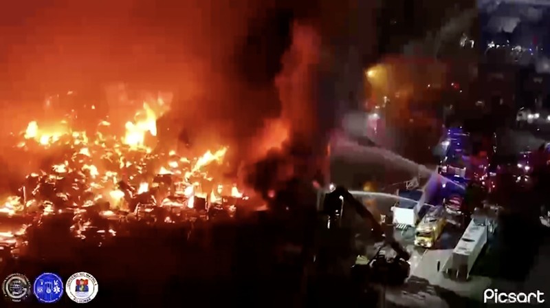Sebuah permukiman padat di ibu kota Filipina, Manila, luluh lantak akibat kebakaran hebat yang terjadi pada Sabtu malam (13/9/2025). (Tangkapan Layar Video Reuters/MANILA DRRM OFFICE)