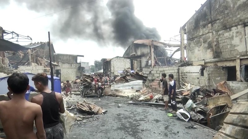 Sebuah permukiman padat di ibu kota Filipina, Manila, luluh lantak akibat kebakaran hebat yang terjadi pada Sabtu malam (13/9/2025). (Tangkapan Layar Video Reuters/MANILA DRRM OFFICE)
