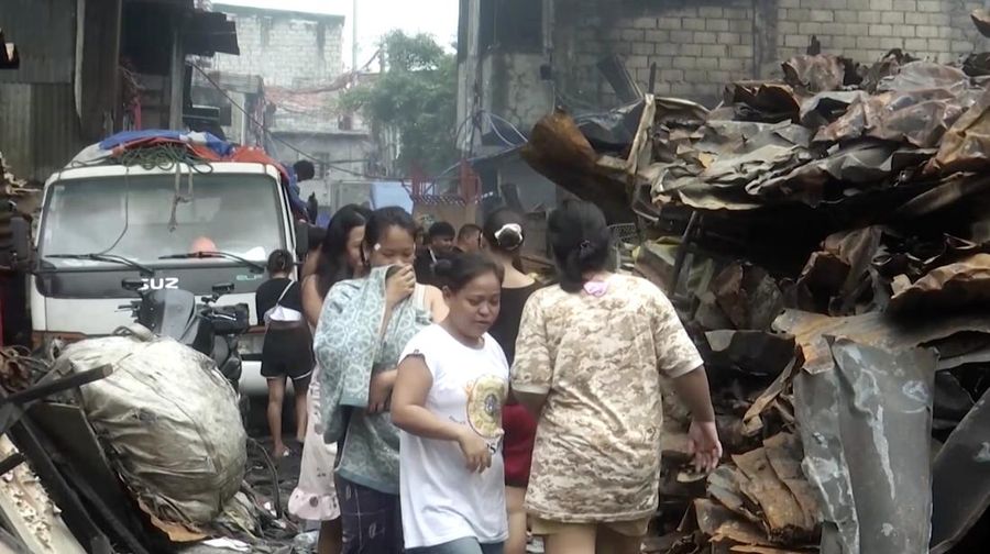 Sebuah permukiman padat di ibu kota Filipina, Manila, luluh lantak akibat kebakaran hebat yang terjadi pada Sabtu malam (13/9/2025). (Tangkapan Layar Video Reuters/MANILA DRRM OFFICE)