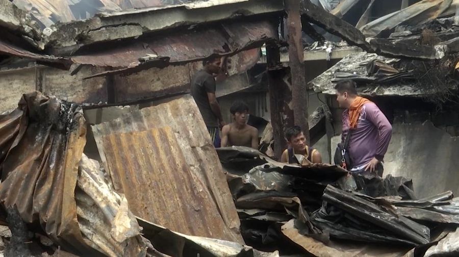 Sebuah permukiman padat di ibu kota Filipina, Manila, luluh lantak akibat kebakaran hebat yang terjadi pada Sabtu malam (13/9/2025). (Tangkapan Layar Video Reuters/MANILA DRRM OFFICE)