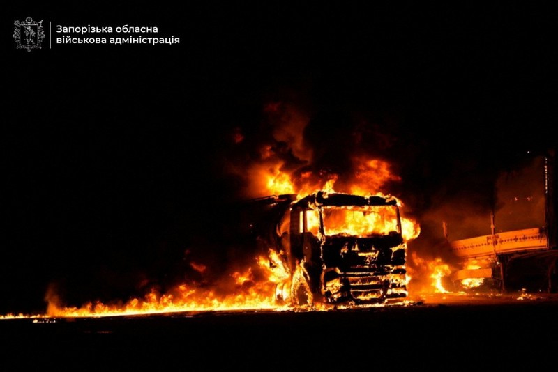 Petugas pemadam kebakaran bekerja di lokasi bangunan yang terkena serangan rudal Rusia, di tengah serangan Rusia terhadap Ukraina, di Zaporizhzhia, Ukraina, dalam gambar selebaran yang dirilis pada 16 September 2025. Petugas pemadam kebakaran bekerja di lokasi bangunan yang terkena serangan rudal Rusia, di tengah serangan Rusia terhadap Ukraina, di Zaporizhzhia, Ukraina, dalam gambar selebaran yang dirilis pada 16 September 2025. (Press service of the State Emergency Service of Ukraine in Zaporizhzhia region/Handout via REUTERS)