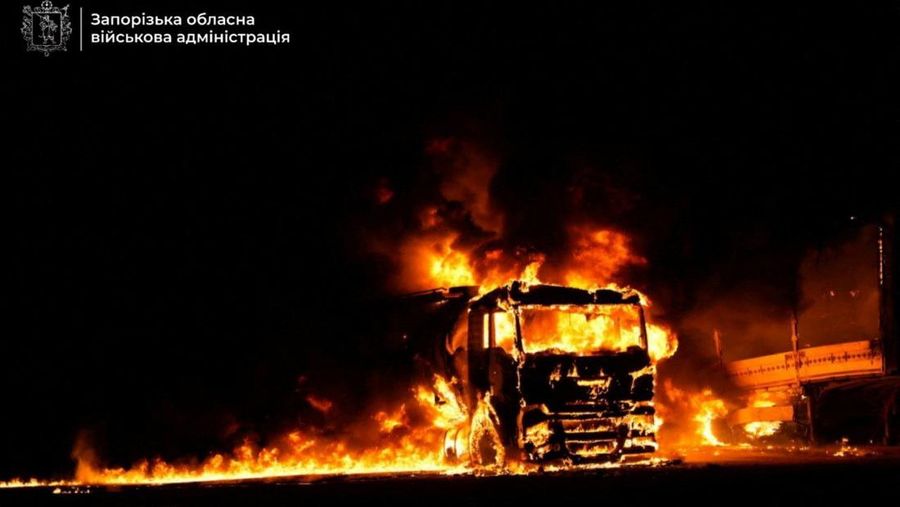 Petugas pemadam kebakaran bekerja di lokasi bangunan yang terkena serangan rudal Rusia, di tengah serangan Rusia terhadap Ukraina, di Zaporizhzhia, Ukraina, dalam gambar selebaran yang dirilis pada 16 September 2025. (Press service of the State Emergency Service of Ukraine in Zaporizhzhia region/Handout via REUTERS)