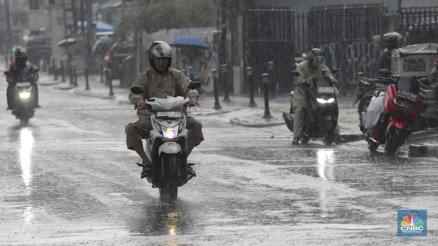 Sejumlah kendaraan bermotor melintas saat hujan deras melanda kawasan Blok A, Jakarta Selatan, (16/9/2025). (CNBC Indonesia/Muhammad Sabki)