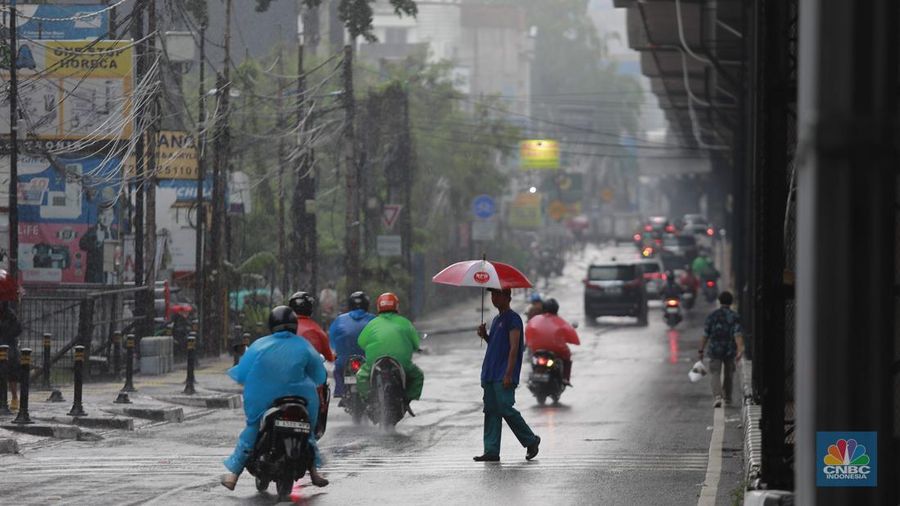 Sejumlah kendaraan bermotor melintas saat hujan deras melanda kawasan Blok A, Jakarta Selatan, (16/9/2025). (CNBC Indonesia/Muhammad Sabki)