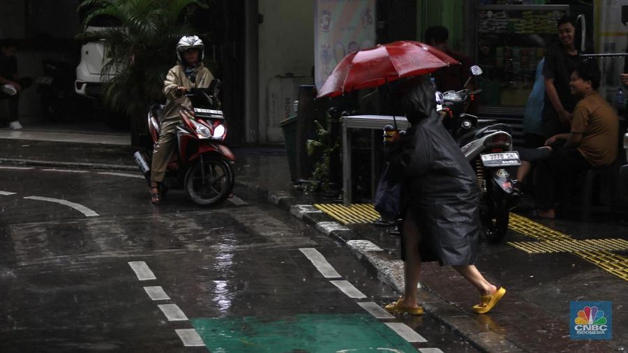 Sejumlah kendaraan bermotor melintas saat hujan deras melanda kawasan Blok A, Jakarta Selatan, (16/9/2025). (CNBC Indonesia/Muhammad Sabki)