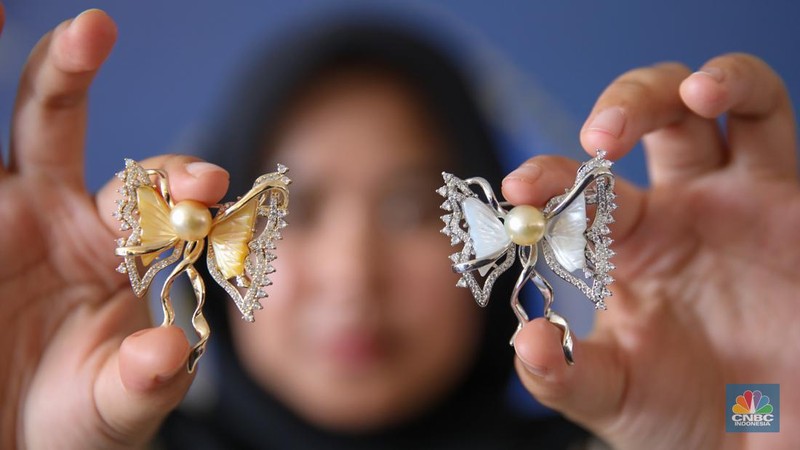 Sejumlah produk UMKM yang dijual dalam acara Festival Kemudahan dan Perlindungan Usaha Mikro di GOR Tambora Politeknik Pariwisata Lombok, Kab. Lombok Tengah, Nusa Tenggara Barat, Selasa (16/9/2025). (CNBC Indonesia/Faisal Rahman)