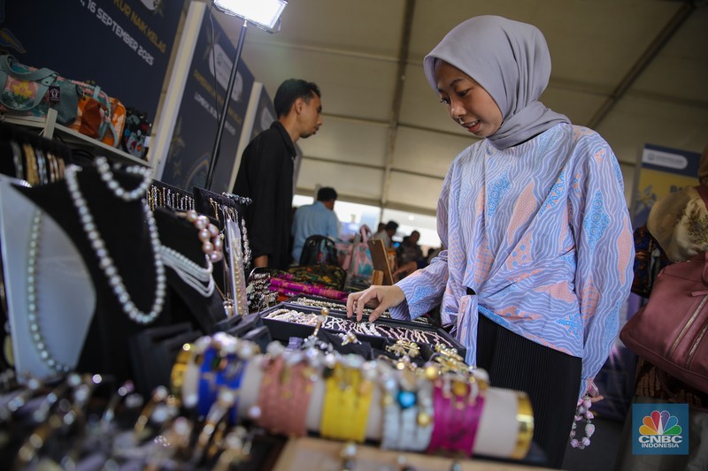 Sejumlah produk UMKM yang dijual dalam acara Festival Kemudahan dan Perlindungan Usaha Mikro di GOR Tambora Politeknik Pariwisata Lombok, Kab. Lombok Tengah, Nusa Tenggara Barat, Selasa (16/9/2025). (CNBC Indonesia/Faisal Rahman) Sejumlah produk UMKM yang dijual dalam acara Festival Kemudahan dan Perlindungan Usaha Mikro di GOR Tambora Politeknik Pariwisata Lombok, Kab. Lombok Tengah, Nusa Tenggara Barat, Selasa (16/9/2025). (CNBC Indonesia/Faisal Rahman)