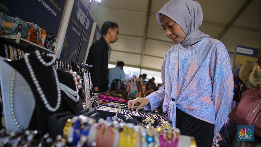 Sejumlah produk UMKM yang dijual dalam acara Festival Kemudahan dan Perlindungan Usaha Mikro di GOR Tambora Politeknik Pariwisata Lombok, Kab. Lombok Tengah, Nusa Tenggara Barat, Selasa (16/9/2025). (CNBC Indonesia/Faisal Rahman) Sejumlah produk UMKM yang dijual dalam acara Festival Kemudahan dan Perlindungan Usaha Mikro di GOR Tambora Politeknik Pariwisata Lombok, Kab. Lombok Tengah, Nusa Tenggara Barat, Selasa (16/9/2025). (CNBC Indonesia/Faisal Rahman)