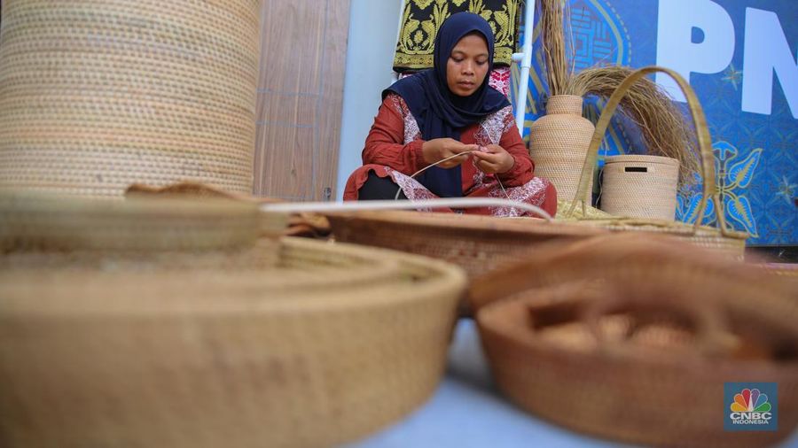 Sejumlah produk UMKM yang dijual dalam acara Festival Kemudahan dan Perlindungan Usaha Mikro di GOR Tambora Politeknik Pariwisata Lombok, Kab. Lombok Tengah, Nusa Tenggara Barat, Selasa (16/9/2025). (CNBC Indonesia/Faisal Rahman) Sejumlah produk UMKM yang dijual dalam acara Festival Kemudahan dan Perlindungan Usaha Mikro di GOR Tambora Politeknik Pariwisata Lombok, Kab. Lombok Tengah, Nusa Tenggara Barat, Selasa (16/9/2025). (CNBC Indonesia/Faisal Rahman)