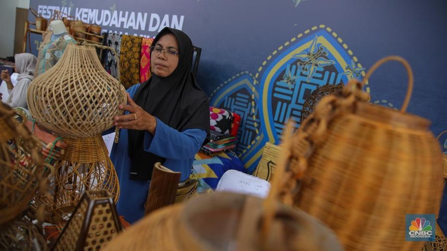 Sejumlah produk UMKM yang dijual dalam acara Festival Kemudahan dan Perlindungan Usaha Mikro di GOR Tambora Politeknik Pariwisata Lombok, Kab. Lombok Tengah, Nusa Tenggara Barat, Selasa (16/9/2025). (CNBC Indonesia/Faisal Rahman) Sejumlah produk UMKM yang dijual dalam acara Festival Kemudahan dan Perlindungan Usaha Mikro di GOR Tambora Politeknik Pariwisata Lombok, Kab. Lombok Tengah, Nusa Tenggara Barat, Selasa (16/9/2025). (CNBC Indonesia/Faisal Rahman)