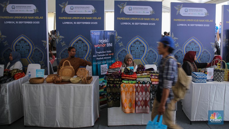 Sejumlah produk UMKM yang dijual dalam acara Festival Kemudahan dan Perlindungan Usaha Mikro di GOR Tambora Politeknik Pariwisata Lombok, Kab. Lombok Tengah, Nusa Tenggara Barat, Selasa (16/9/2025). (CNBC Indonesia/Faisal Rahman) Sejumlah produk UMKM yang dijual dalam acara Festival Kemudahan dan Perlindungan Usaha Mikro di GOR Tambora Politeknik Pariwisata Lombok, Kab. Lombok Tengah, Nusa Tenggara Barat, Selasa (16/9/2025). (CNBC Indonesia/Faisal Rahman)