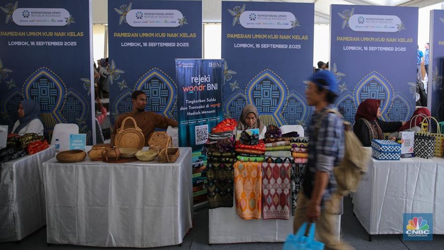 Sejumlah produk UMKM yang dijual dalam acara Festival Kemudahan dan Perlindungan Usaha Mikro di GOR Tambora Politeknik Pariwisata Lombok, Kab. Lombok Tengah, Nusa Tenggara Barat, Selasa (16/9/2025). (CNBC Indonesia/Faisal Rahman)