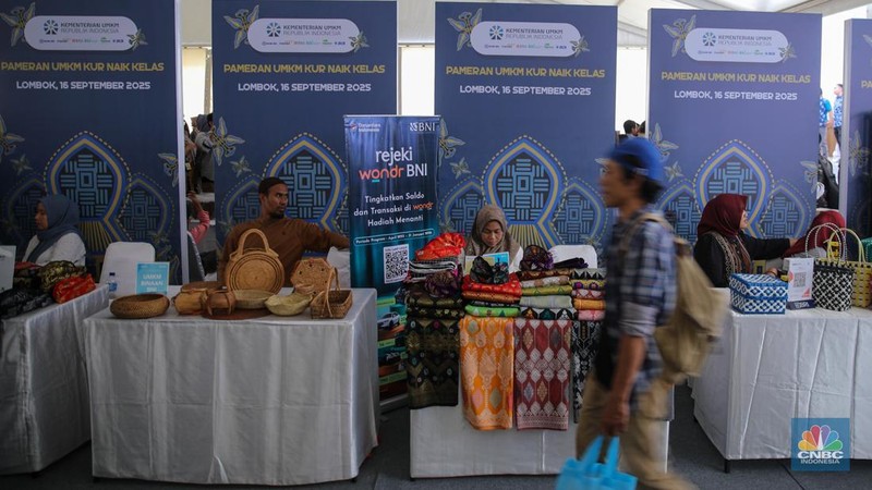 Sejumlah produk UMKM yang dijual dalam acara Festival Kemudahan dan Perlindungan Usaha Mikro di GOR Tambora Politeknik Pariwisata Lombok, Kab. Lombok Tengah, Nusa Tenggara Barat, Selasa (16/9/2025). (CNBC Indonesia/Faisal Rahman)