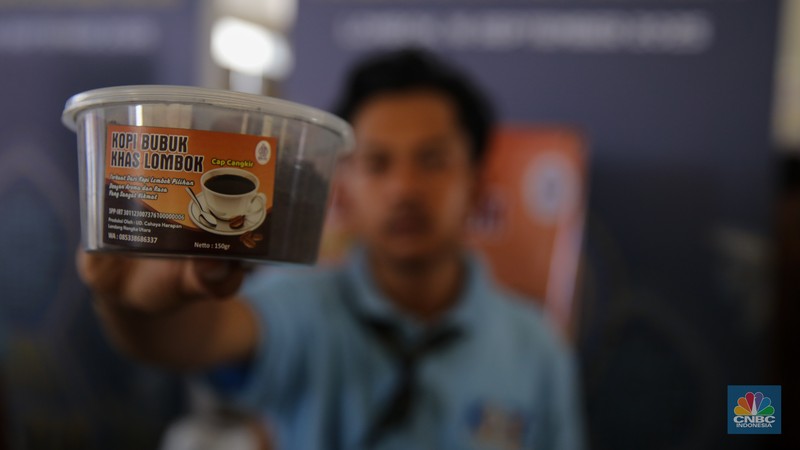 Sejumlah produk UMKM yang dijual dalam acara Festival Kemudahan dan Perlindungan Usaha Mikro di GOR Tambora Politeknik Pariwisata Lombok, Kab. Lombok Tengah, Nusa Tenggara Barat, Selasa (16/9/2025). (CNBC Indonesia/Faisal Rahman)