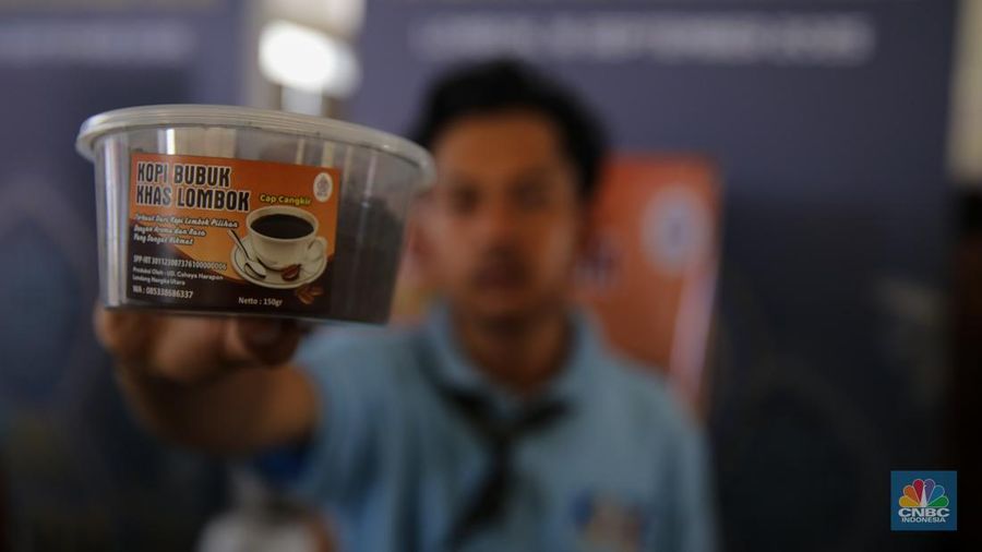 Sejumlah produk UMKM yang dijual dalam acara Festival Kemudahan dan Perlindungan Usaha Mikro di GOR Tambora Politeknik Pariwisata Lombok, Kab. Lombok Tengah, Nusa Tenggara Barat, Selasa (16/9/2025). (CNBC Indonesia/Faisal Rahman) Sejumlah produk UMKM yang dijual dalam acara Festival Kemudahan dan Perlindungan Usaha Mikro di GOR Tambora Politeknik Pariwisata Lombok, Kab. Lombok Tengah, Nusa Tenggara Barat, Selasa (16/9/2025). (CNBC Indonesia/Faisal Rahman)