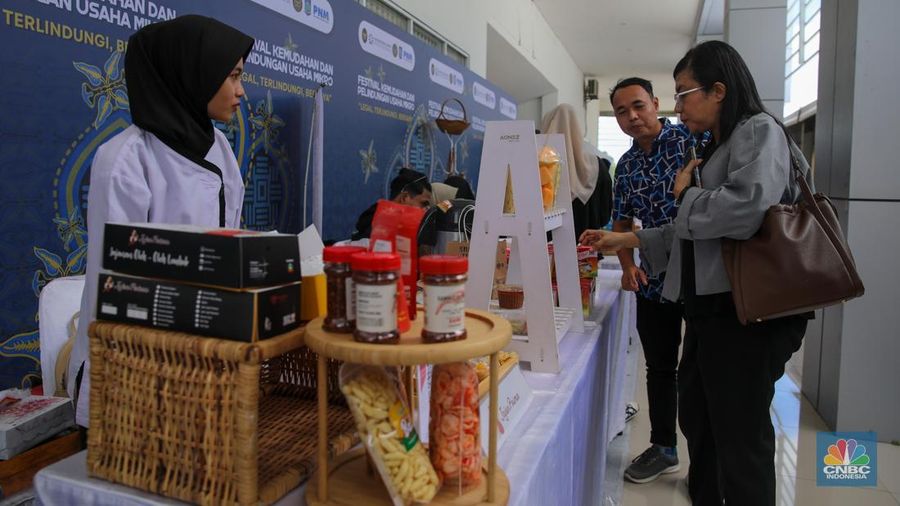 Sejumlah produk UMKM yang dijual dalam acara Festival Kemudahan dan Perlindungan Usaha Mikro di GOR Tambora Politeknik Pariwisata Lombok, Kab. Lombok Tengah, Nusa Tenggara Barat, Selasa (16/9/2025). (CNBC Indonesia/Faisal Rahman)