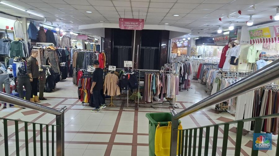 Sejumlah toko menjual pakaian impor yang didominasi produk asal China di Pasar Tanah Abang, Jakarta, Selasa (16/9/2025). Sejumlah toko menjual pakaian impor yang didominasi produk asal China di Pasar Tanah Abang, Jakarta, Selasa (16/9/2025). (CNBC Indonesia/Chandra Dwi Pranata)