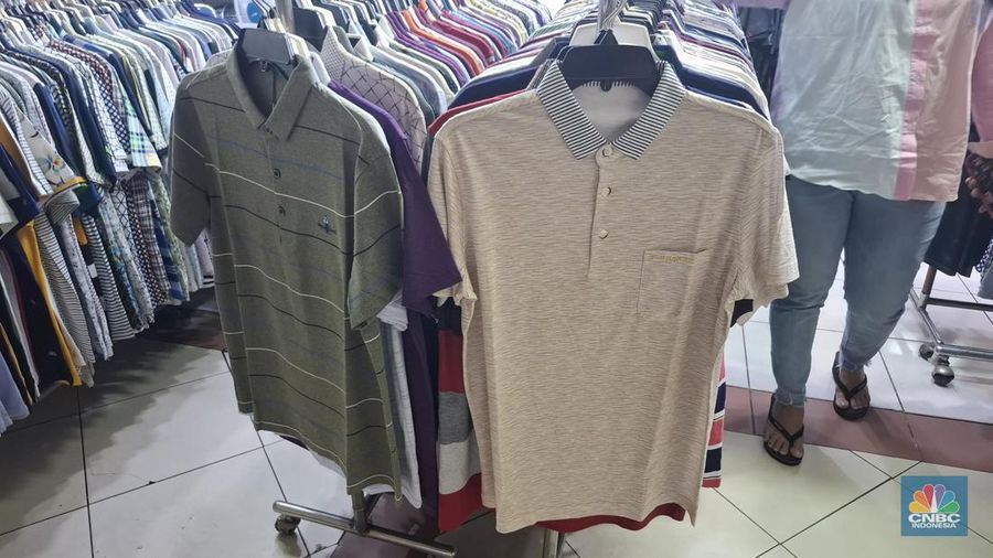 Sejumlah toko menjual pakaian impor yang didominasi produk asal China di Pasar Tanah Abang, Jakarta, Selasa (16/9/2025). (CNBC Indonesia/Chandra Dwi Pranata)