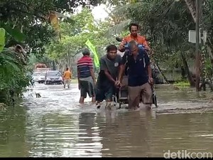 Ojek Roda Jadi Mata Pencaharian Dadakan Kala Banjir di Pangandaran