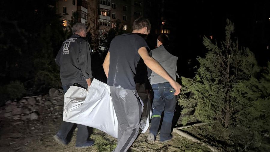 Petugas pemadam kebakaran bekerja di lokasi bangunan yang terkena serangan rudal Rusia, di tengah serangan Rusia terhadap Ukraina, di Zaporizhzhia, Ukraina, dalam gambar selebaran yang dirilis pada 16 September 2025. Petugas pemadam kebakaran bekerja di lokasi bangunan yang terkena serangan rudal Rusia, di tengah serangan Rusia terhadap Ukraina, di Zaporizhzhia, Ukraina, dalam gambar selebaran yang dirilis pada 16 September 2025. (Press service of the State Emergency Service of Ukraine in Zaporizhzhia region/Handout via REUTERS)
