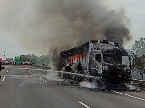 Truk Ekspedisi Terbakar di Tol Cipali, Kerugian Capai Rp1 Miliar