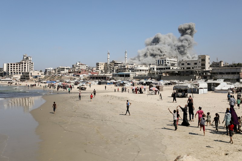 Asap mengepul dari menara hunian Al-Ghefari yang dievakuasi, setelah terkena serangan udara Israel, di Kota Gaza, 15 September 2025. (REUTERS/Dawoud Abu Alkas)