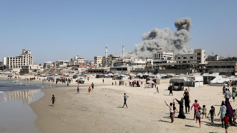 Asap mengepul dari menara hunian Al-Ghefari yang dievakuasi, setelah terkena serangan udara Israel, di Kota Gaza, 15 September 2025. (REUTERS/Dawoud Abu Alkas)