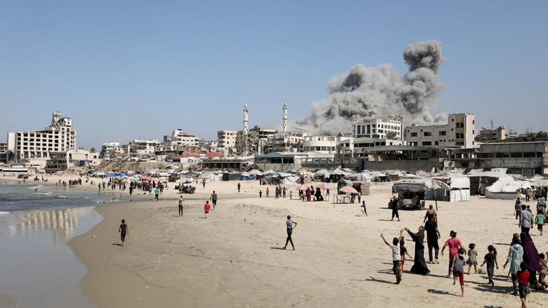 Asap mengepul dari menara hunian Al-Ghefari yang dievakuasi, setelah terkena serangan udara Israel, di Kota Gaza, 15 September 2025. (REUTERS/Dawoud Abu Alkas)