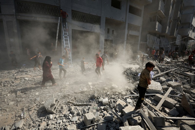 Asap mengepul dari menara hunian Al-Ghefari yang dievakuasi, setelah terkena serangan udara Israel, di Kota Gaza, 15 September 2025. (REUTERS/Dawoud Abu Alkas)