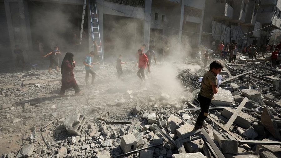 Asap mengepul dari menara hunian Al-Ghefari yang dievakuasi, setelah terkena serangan udara Israel, di Kota Gaza, 15 September 2025. (REUTERS/Dawoud Abu Alkas)