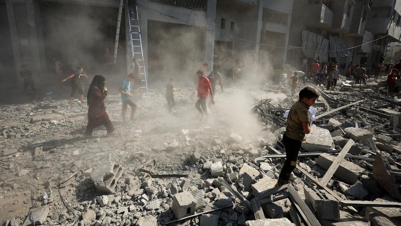 Asap mengepul dari menara hunian Al-Ghefari yang dievakuasi, setelah terkena serangan udara Israel, di Kota Gaza, 15 September 2025. (REUTERS/Dawoud Abu Alkas)