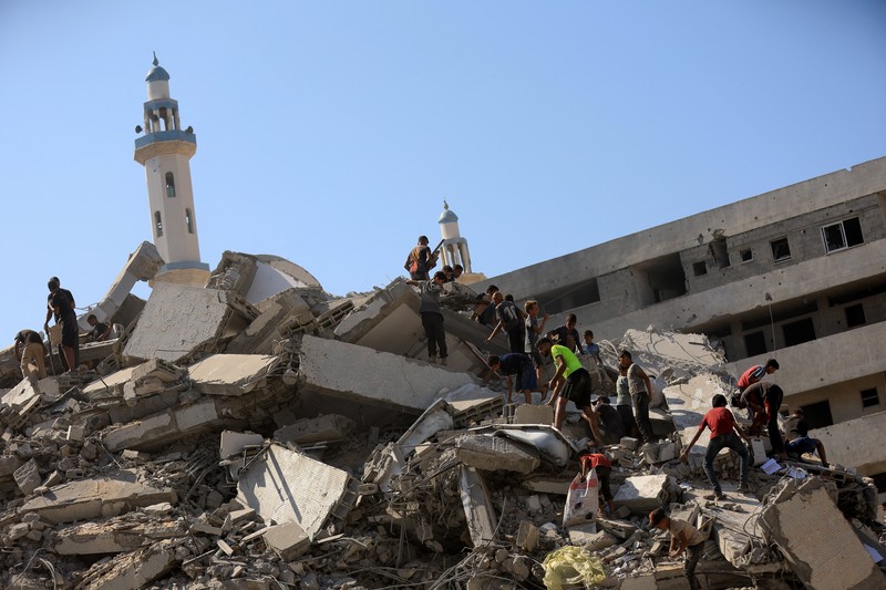 Asap mengepul dari menara hunian Al-Ghefari yang dievakuasi, setelah terkena serangan udara Israel, di Kota Gaza, 15 September 2025. (REUTERS/Dawoud Abu Alkas)
