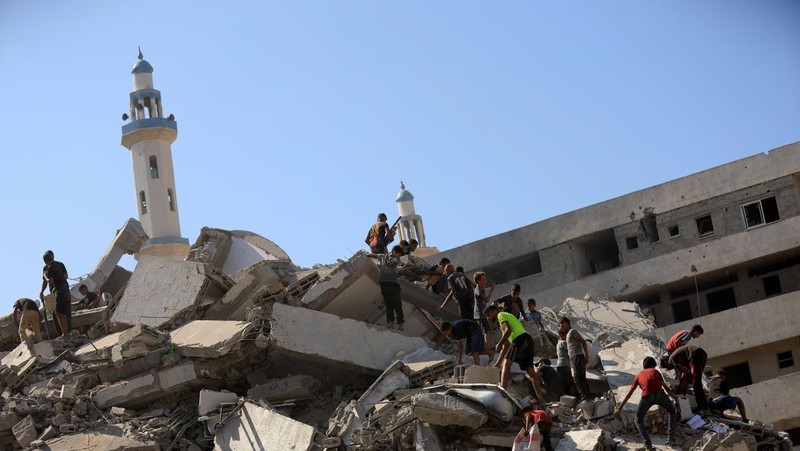 Asap mengepul dari menara hunian Al-Ghefari yang dievakuasi, setelah terkena serangan udara Israel, di Kota Gaza, 15 September 2025. (REUTERS/Dawoud Abu Alkas)