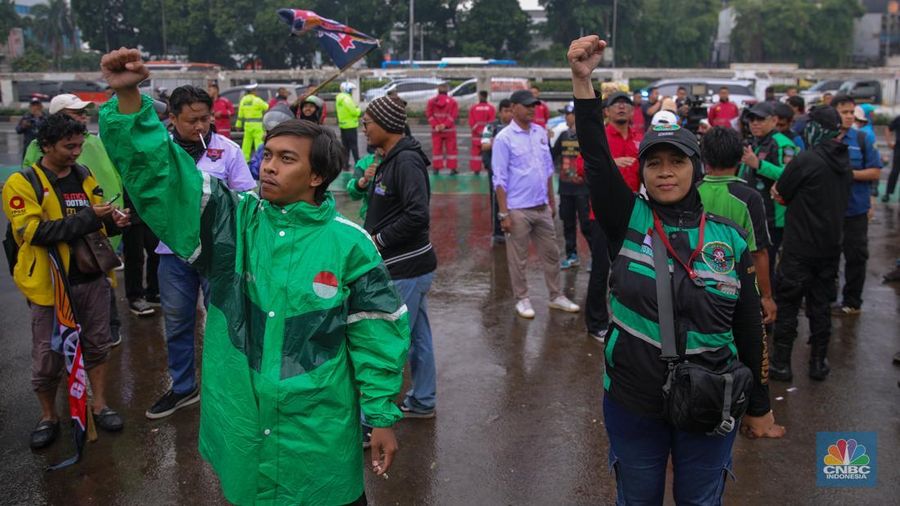 Asosiasi pengemudi ojek daring (ojol) yang tergabung dalam Gabungan Aksi Roda Dua Indonesia (Garda Indonesia) melakukan unjuk rasa di depan Gedung DPR/MPR RI, Jakarta, Rabu (17/9/2025). (CNBC Indonesia/Faisal Rahman)