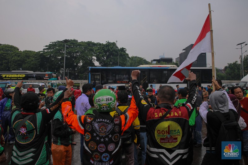 Asosiasi pengemudi ojek daring (ojol) yang tergabung dalam Gabungan Aksi Roda Dua Indonesia (Garda Indonesia) melakukan unjuk rasa di depan Gedung DPR/MPR RI, Jakarta, Rabu (17/9/2025). Asosiasi pengemudi ojek daring (ojol) yang tergabung dalam Gabungan Aksi Roda Dua Indonesia (Garda Indonesia) melakukan unjuk rasa di depan Gedung DPR/MPR RI, Jakarta, Rabu (17/9/2025). (CNBC Indonesia/Faisal Rahman)