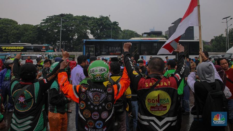 Asosiasi pengemudi ojek daring (ojol) yang tergabung dalam Gabungan Aksi Roda Dua Indonesia (Garda Indonesia) melakukan unjuk rasa di depan Gedung DPR/MPR RI, Jakarta, Rabu (17/9/2025). (CNBC Indonesia/Faisal Rahman)