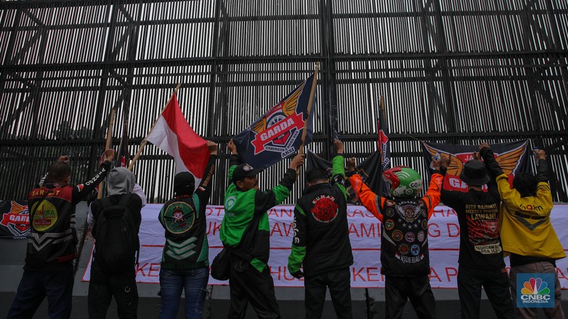 Asosiasi pengemudi ojek daring (ojol) yang tergabung dalam Gabungan Aksi Roda Dua Indonesia (Garda Indonesia) melakukan unjuk rasa di depan Gedung DPR/MPR RI, Jakarta, Rabu (17/9/2025). (CNBC Indonesia/Faisal Rahman)