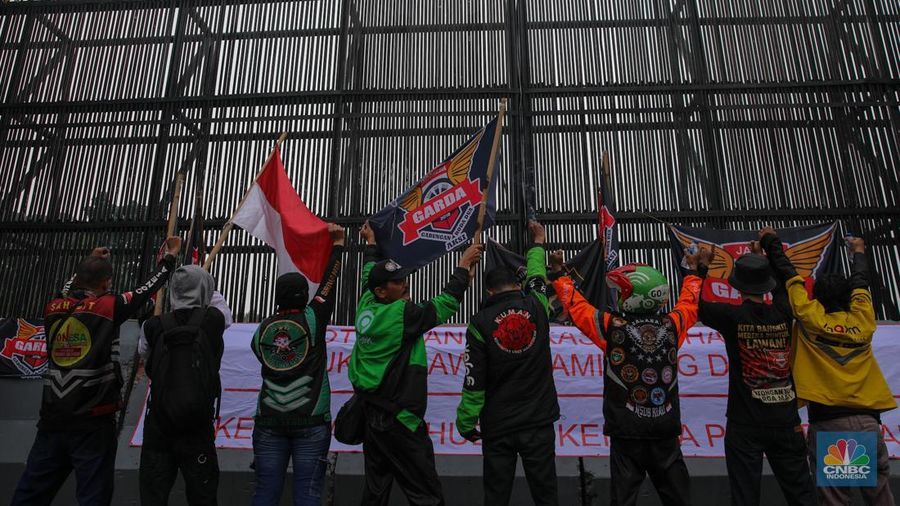 Asosiasi pengemudi ojek daring (ojol) yang tergabung dalam Gabungan Aksi Roda Dua Indonesia (Garda Indonesia) melakukan unjuk rasa di depan Gedung DPR/MPR RI, Jakarta, Rabu (17/9/2025). (CNBC Indonesia/Faisal Rahman)