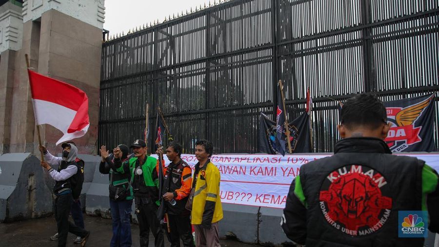 Asosiasi pengemudi ojek daring (ojol) yang tergabung dalam Gabungan Aksi Roda Dua Indonesia (Garda Indonesia) melakukan unjuk rasa di depan Gedung DPR/MPR RI, Jakarta, Rabu (17/9/2025). (CNBC Indonesia/Faisal Rahman)