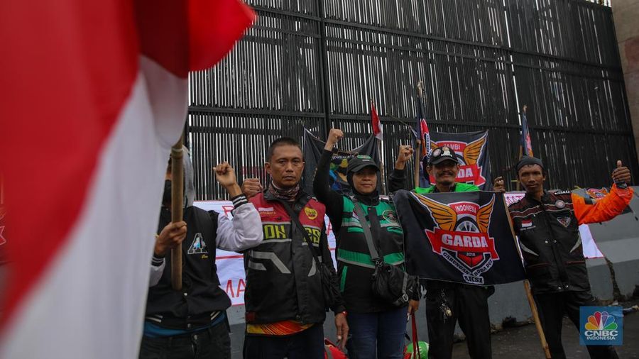 Asosiasi pengemudi ojek daring (ojol) yang tergabung dalam Gabungan Aksi Roda Dua Indonesia (Garda Indonesia) melakukan unjuk rasa di depan Gedung DPR/MPR RI, Jakarta, Rabu (17/9/2025). (CNBC Indonesia/Faisal Rahman)