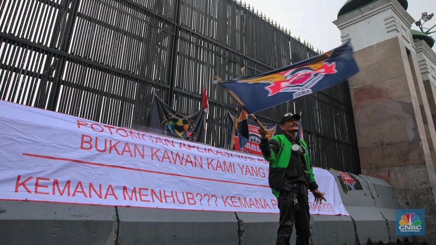Asosiasi pengemudi ojek daring (ojol) yang tergabung dalam Gabungan Aksi Roda Dua Indonesia (Garda Indonesia) melakukan unjuk rasa di depan Gedung DPR/MPR RI, Jakarta, Rabu (17/9/2025). (CNBC Indonesia/Faisal Rahman)