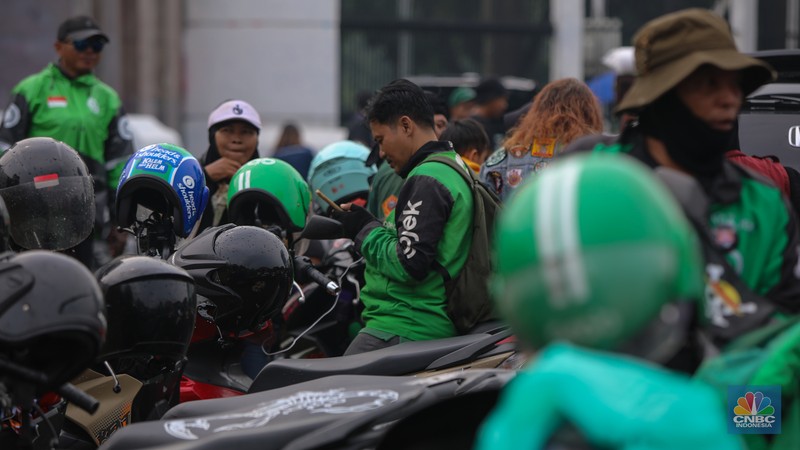 Asosiasi pengemudi ojek daring (ojol) yang tergabung dalam Gabungan Aksi Roda Dua Indonesia (Garda Indonesia) melakukan unjuk rasa di depan Gedung DPR/MPR RI, Jakarta, Rabu (17/9/2025). (CNBC Indonesia/Faisal Rahman)
