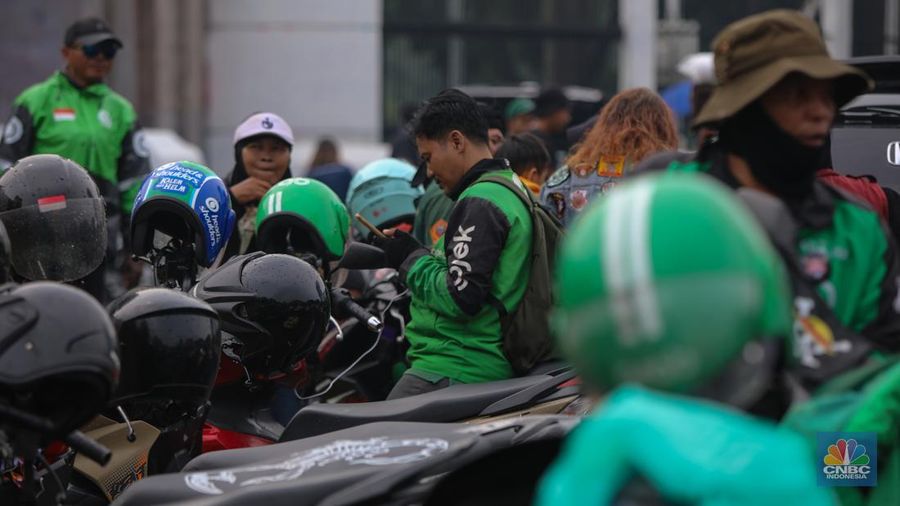 Asosiasi pengemudi ojek daring (ojol) yang tergabung dalam Gabungan Aksi Roda Dua Indonesia (Garda Indonesia) melakukan unjuk rasa di depan Gedung DPR/MPR RI, Jakarta, Rabu (17/9/2025). (CNBC Indonesia/Faisal Rahman)